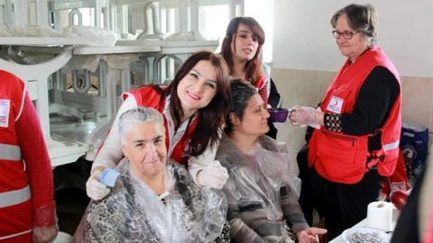 Türk Kızılayı 14 Şubat'ta Köylü Güzellerine Güzellik Kattı
