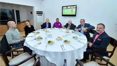 Galatasaray Başkanı Yarsuvat, futbol takımıyla yemek yedi