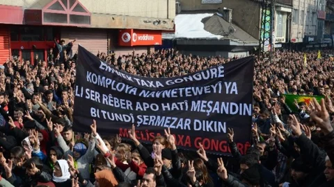 Yüksekova'da 'öcalan' Protestosu