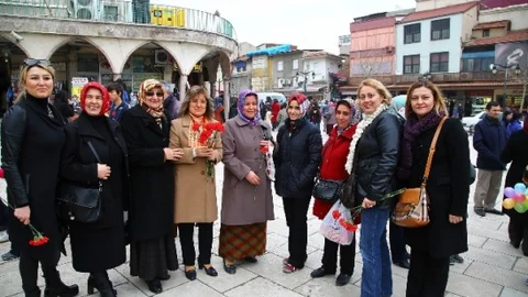 Kadın Meclisi 14 Şubat'ta Canlı Müzik Eşliğinde Karanfil Dağıttı