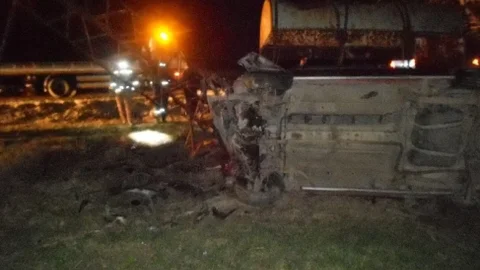 Otomobil Elektrik Direğini Devirdi 2 Yaralı