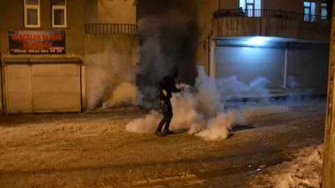 Adliye Önündeki Zırhlı Araçlara Molotoflu Saldırdı