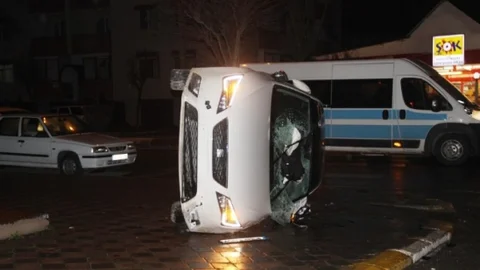 Refüje Çarparak Otomobilin Üstüne Uçtu 1 Yaralı