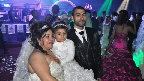Kucaklarında Bebekleriyle Resmi Nikaha Kavuştular
