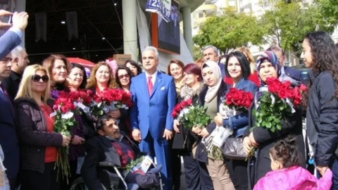 MHP İl Başkanı Baş Vatandaşlara Kırmızı Gül Dağıttı