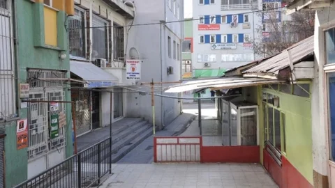 Tunceli'de Kepenkler Kapalı