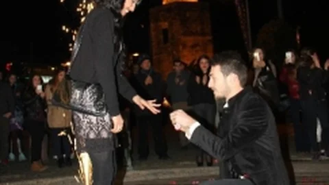 Sevgililer Günü'nde Süpriz Evlilik Teklifi