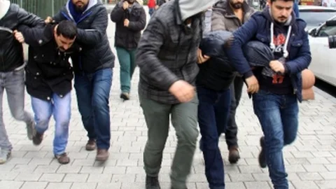 Emniyet Önünde Berkin Elvan Eylemine Polis Müdahalesi