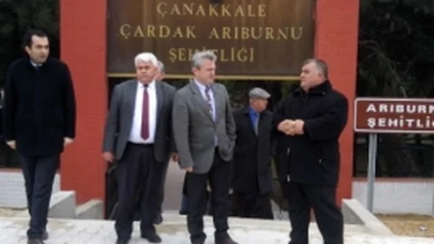 Lapseki Kaymakamı Tavlı Çardak Arı Burnu Şehitliğini Gezdi