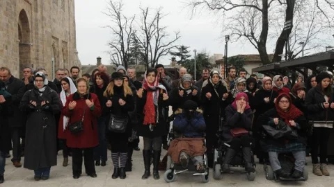Bursalı Kadınlar Hunharca Öldürülen Özgecan İçin Gıyabi Cenaze Namazı Kıldı