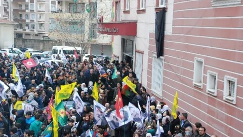 Diyarbakır'da Öcalan Yürüyüşü