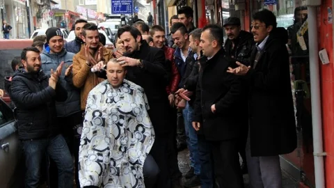 Kütahyalı Berberler Meslektaşlarını Traş Olarak Protesto Ettiler