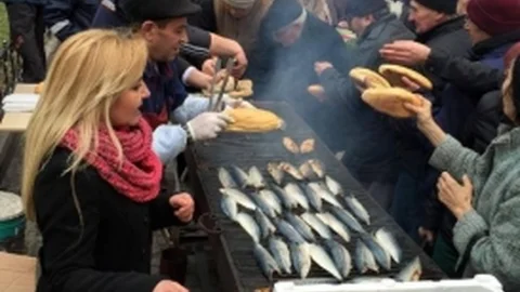 Adaylığını ''Balık Ekmek'' Dağıtarak Açıkladı