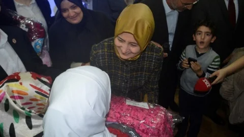 Sare Davutoğlu Suriyeli Çocuklara Hediye Dağıttı