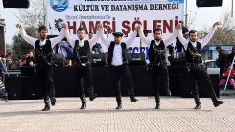 İzmir'de Karadenizliler Hamsi Şöleninde Coştu