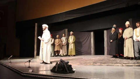 İlk Tiyatro Oyununa Yoğun İlgi