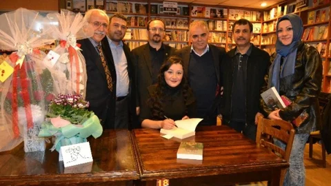 Genç Yazar İlk Romanına İmza Attı