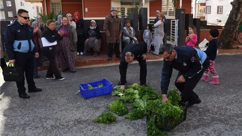 Mahalleli ve pazarcılar, ürünleri sokağa döktüler