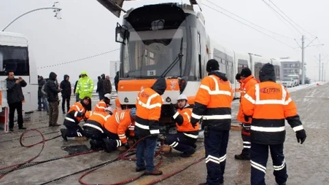 Tramvayla İşçi Servisi Çarpıştı 6 Yaralı