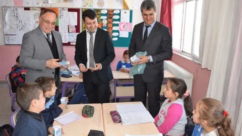 Pazarlar'da Öğrencilere Süt Dağıtımına Başlandı