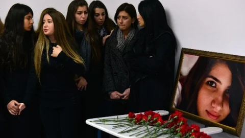 Özgecan'ın Sırası Karanfillerle Süslendi