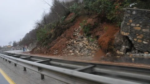 Düzce-Akçakoca Karayolunda Heyelan