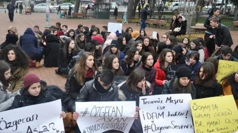 Liselilerden Tekirdağ'da Özgecan Eylemi