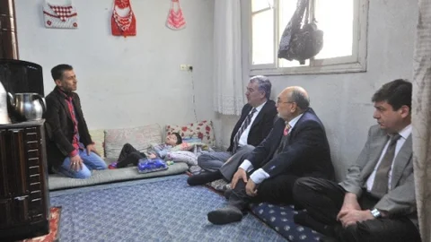 Vali Kerem Al Yoksul Aileleri Evlerinde Ziyaret Etti