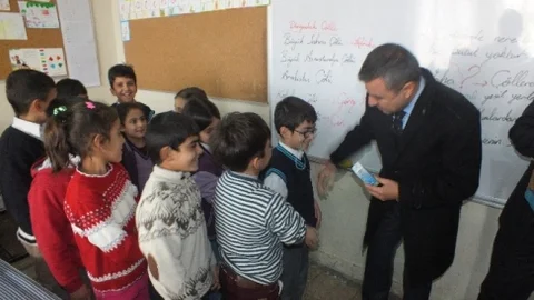 Malazgirt'te Okul Sütü Dağıtımı