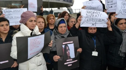 Atatürk Havalimanı'nda Özgecan Protestosu