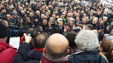 Barolar Meclis Önünde İç Güvenlik Paketi'ni Protesto Etti