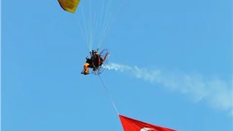 Şehit pilotlar gökyüzünde anıldı