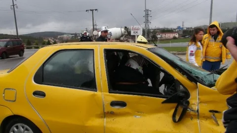 Bilecik'te Ticari Taksi İle Kamyon Çarpıştı 3 Yaralı