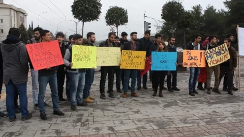 Öğrenciler ABD'de Öldürülen 3 Müslüman Genç İçin Toplandı