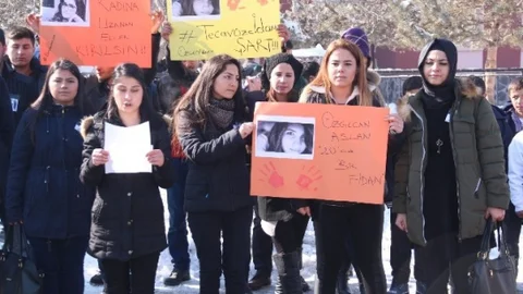 Çıldırlı Öğrenciler Özgecan'ı Unutmadı