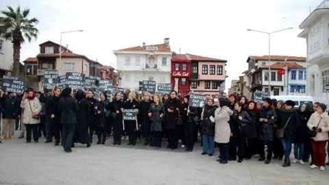 Mudanyalı Kadınlar Özgecan İçin Yürüdü