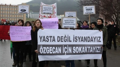 Omü'lü Öğrenciler 'özgecan' İçin Yürüdü