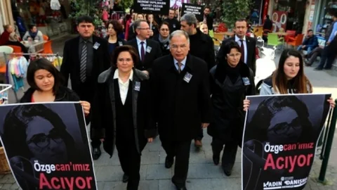 Belediye Çalışanları Özgecan İçin Yürüdü