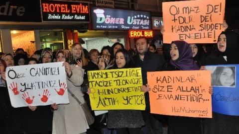 Ak Gençler Özgecan İçin Yürüdü