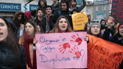 Liseliler Özgecan Aslan Cinayetini Protesto Etti