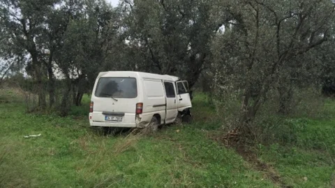 Yoldan Çıkan Araç Zeytinliğe Uçtu 3 Yaralı