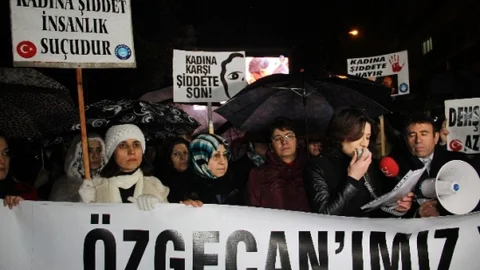 Kadınlardan Yağmur Altında Özgecan İçin Yürüyüş