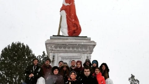 Ödüllü Ekip İlk Ziyaretini Dumlupınar Şehitliği'ne Yaptı