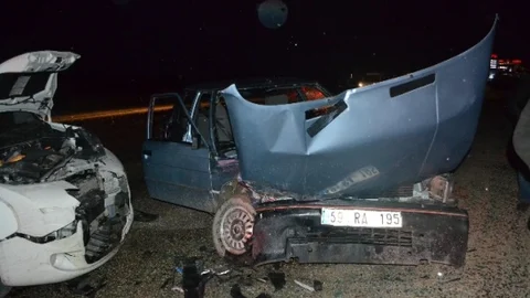 2 Araç Kafa Kafaya Çarpıştı 3 Yaralı