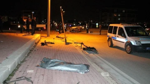 Otomobil İle Hafif Ticari Araç Çarpıştı 1 Ölü 3 Yaralı