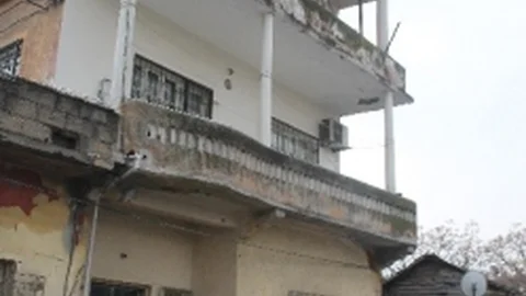 Balkondan DÜşen Beton Parçaları Paniğe Yol Açtı