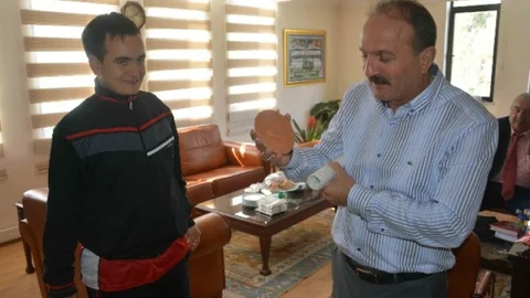 Başkan Saatcı'ya Anlamlı Hediye