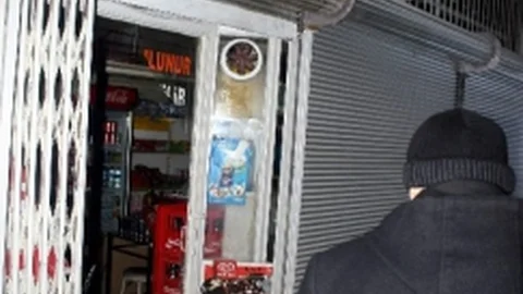 Camı Kırıp Markete Girdiler