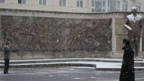 İşe Gitmeden Önce Atatürk'e Dua Ve Selam