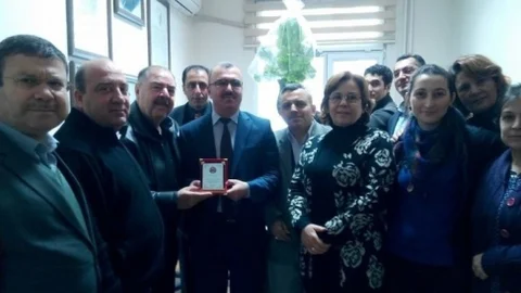 Burhaniye'de Emekliye Ayrılan Müdüre Plaketli Uğurlama